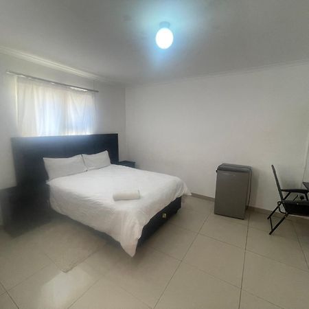 Sabrina Guesthouse Цумеб Екстер'єр фото
