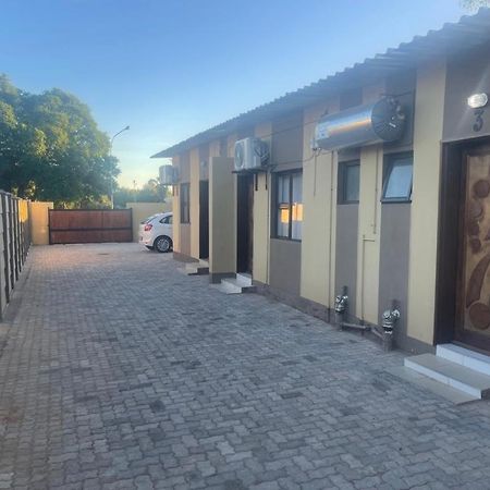 Sabrina Guesthouse Цумеб Екстер'єр фото