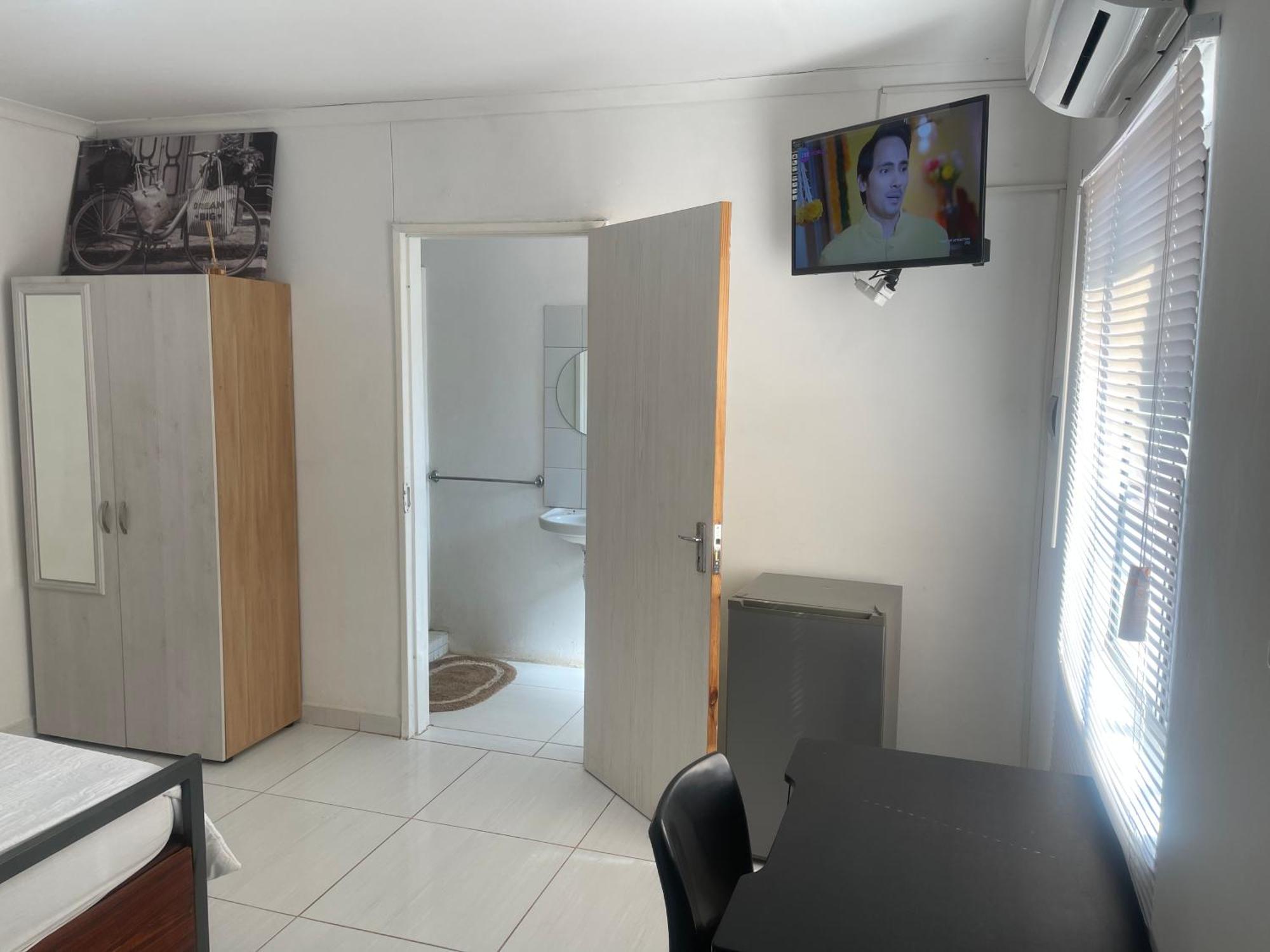 Sabrina Guesthouse Цумеб Екстер'єр фото