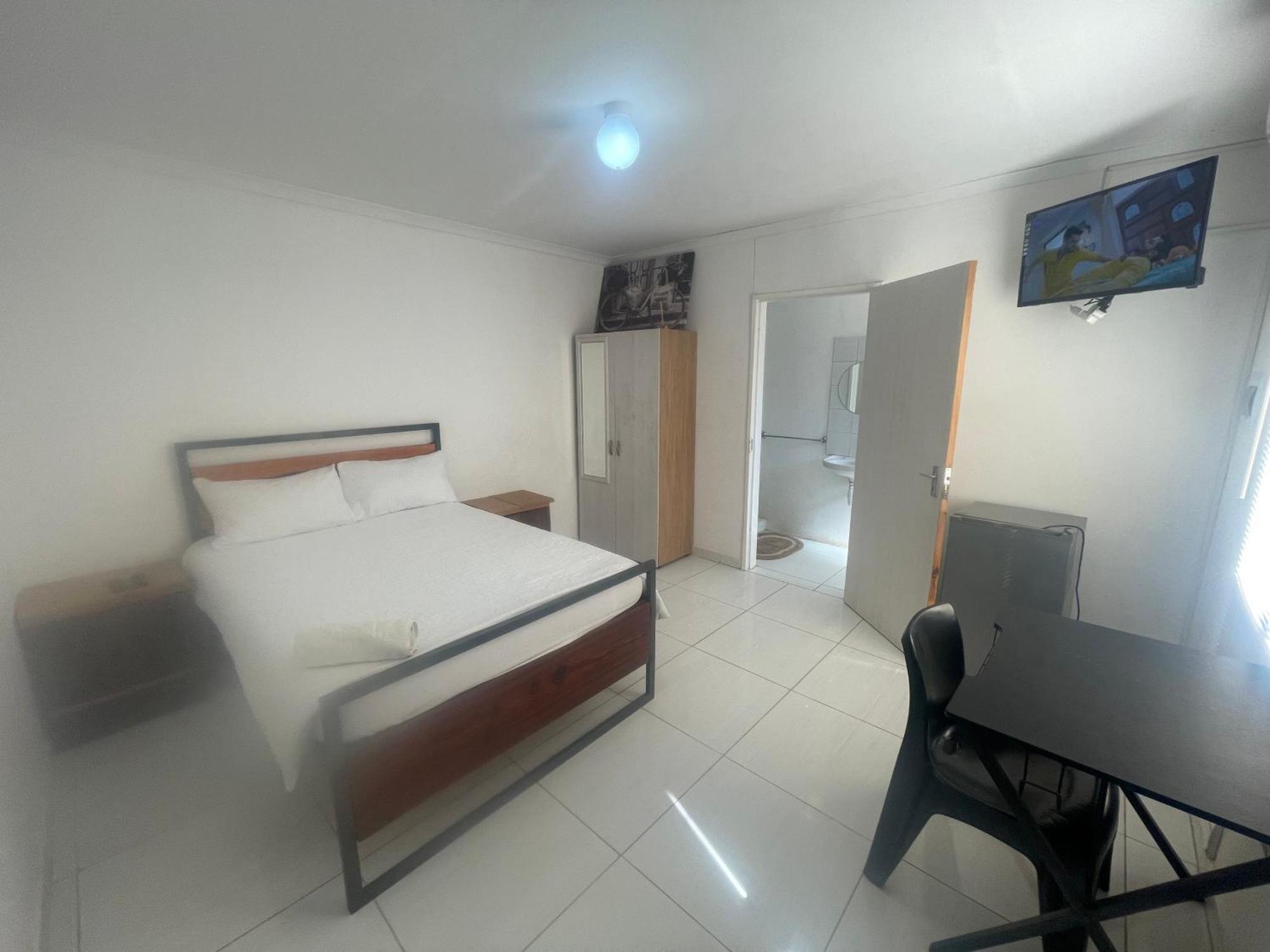 Sabrina Guesthouse Цумеб Екстер'єр фото