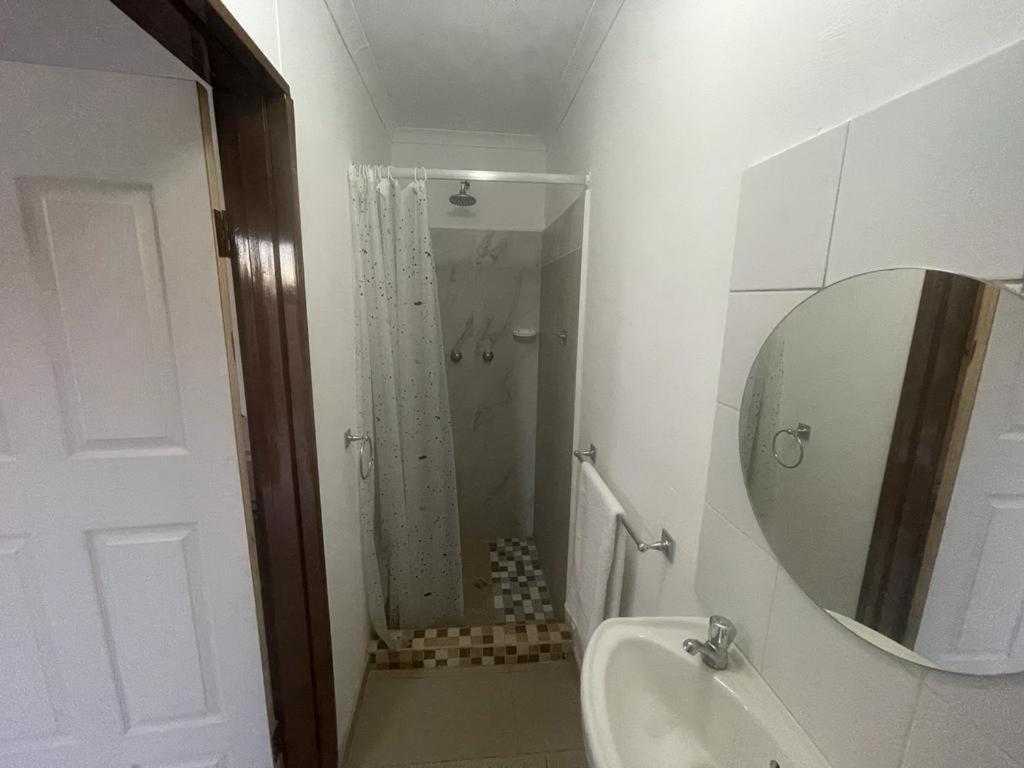 Sabrina Guesthouse Цумеб Екстер'єр фото